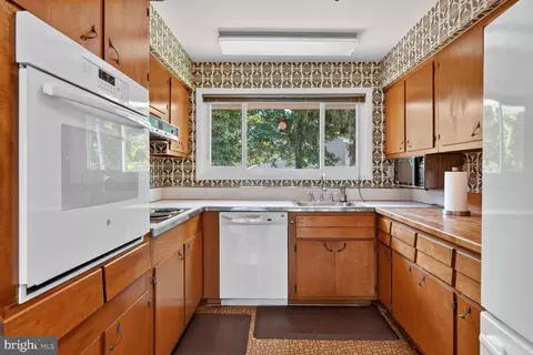 Kitchen - 6841 Strata St, Mclean, VA 22101 photo 2 of 3