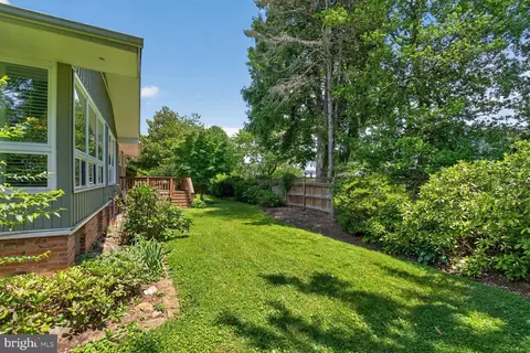Exterior - 6841 Strata St, Mclean, VA 22101 photo 3 of 4
