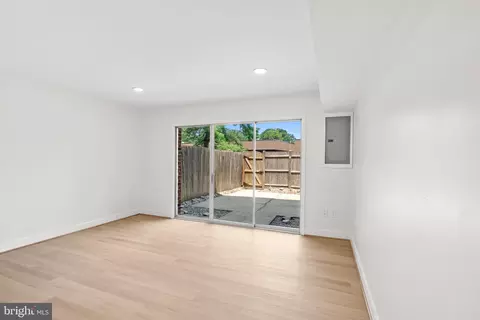 Living - 8530 Barrington Ct #938, Springfield, VA 22152 photo 3 of 3