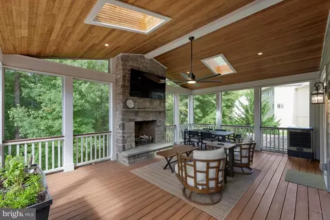 Exterior - 1302 Scotts Run Rd, Mclean, VA 22102 photo 14 of 20