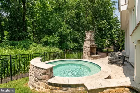 Exterior - 1302 Scotts Run Rd, Mclean, VA 22102 photo 8 of 20