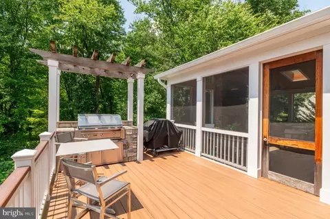 Exterior - 1302 Scotts Run Rd, Mclean, VA 22102 photo 9 of 20