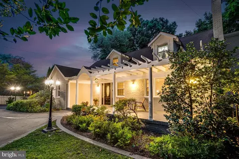 8049 Idylwood Rd, Dunn Loring, VA 22027