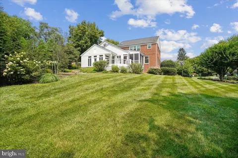 Exterior - 911 Rail Ct, Mclean, VA 22102 photo 8 of 15