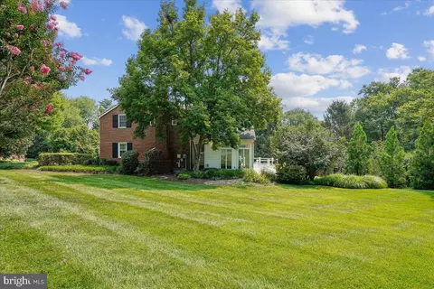 Exterior - 911 Rail Ct, Mclean, VA 22102 photo 10 of 15