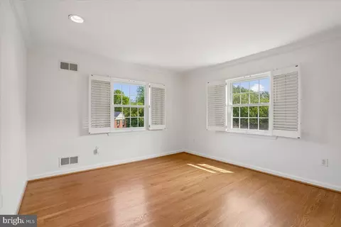 Bedroom - 911 Rail Ct, Mclean, VA 22102 photo 8 of 9