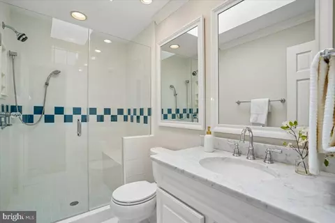 Bath - 911 Rail Ct, Mclean, VA 22102 photo 5 of 8