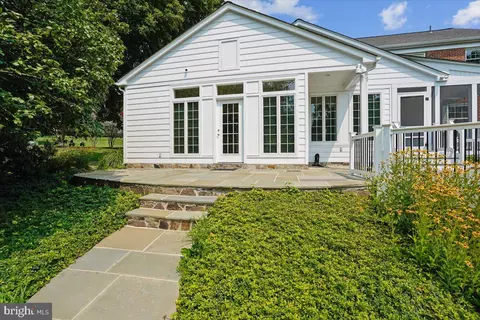 Exterior - 911 Rail Ct, Mclean, VA 22102 photo 9 of 15