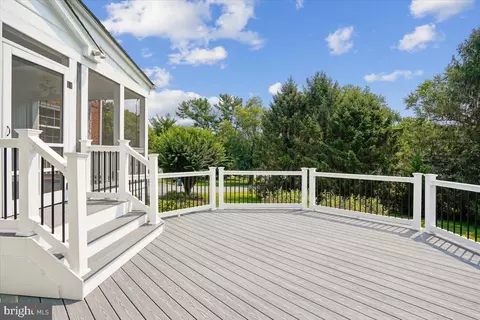 Exterior - 911 Rail Ct, Mclean, VA 22102 photo 6 of 15