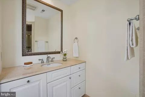 Bath - 911 Rail Ct, Mclean, VA 22102 photo 3 of 8