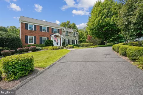 Exterior - 911 Rail Ct, Mclean, VA 22102 photo 12 of 15