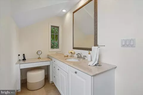 Bath - 911 Rail Ct, Mclean, VA 22102 photo 2 of 8