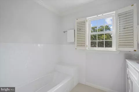 Bath - 911 Rail Ct, Mclean, VA 22102 photo 8 of 8