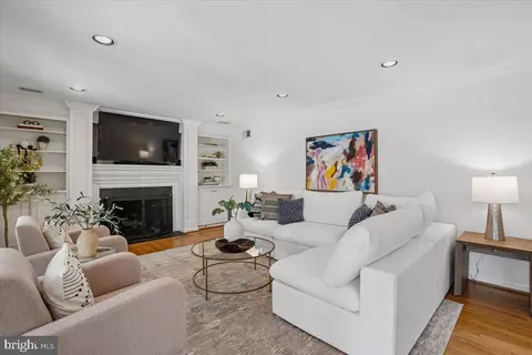 Living - 911 Rail Ct, Mclean, VA 22102 photo 3 of 3