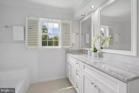 Bath - 911 Rail Ct, Mclean, VA 22102 photo 7 of 8