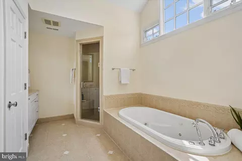 Bath - 911 Rail Ct, Mclean, VA 22102 photo 4 of 8