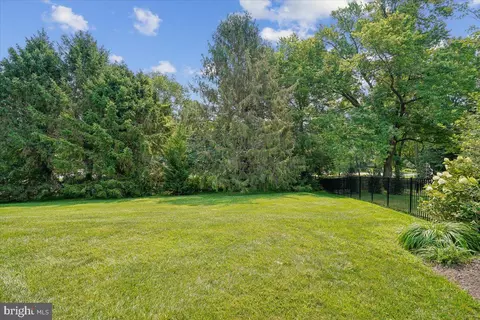 Exterior - 911 Rail Ct, Mclean, VA 22102 photo 11 of 15