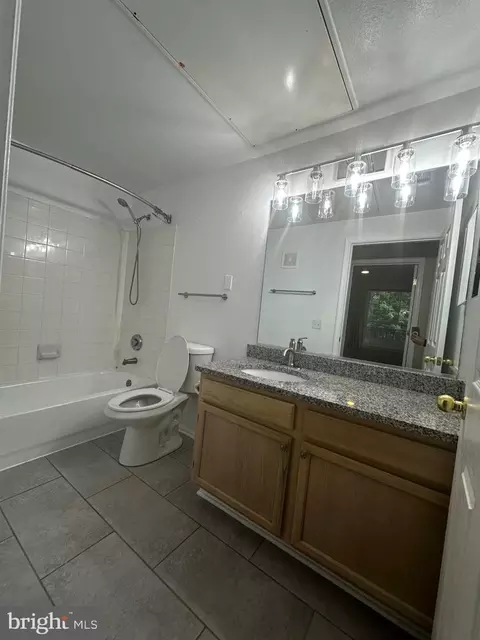 Bath - 1580 Spring Gate Dr #4216, Mclean, VA 22102 photo 2 of 3