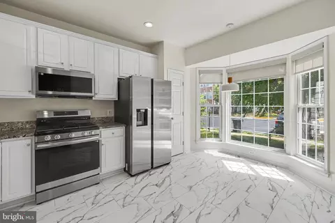 5438 Summer Leaf Ln, Alexandria, VA 22312