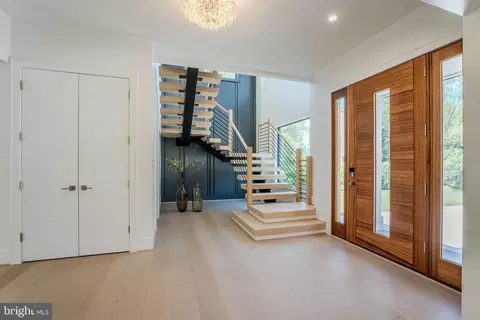 Entry Way - 1434 Waggaman Cir, Mclean, VA 22101 photo 3 of 17