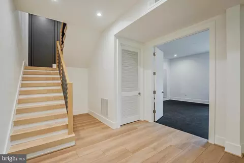 Entry Way - 1434 Waggaman Cir, Mclean, VA 22101 photo 15 of 17