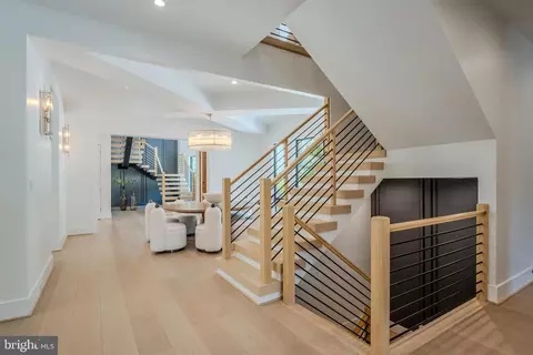 Entry Way - 1434 Waggaman Cir, Mclean, VA 22101 photo 6 of 17