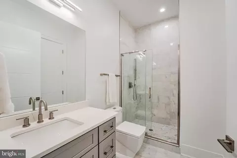 Bath - 1434 Waggaman Cir, Mclean, VA 22101 photo 4 of 8