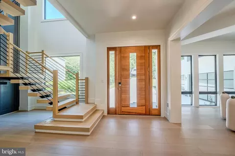 Entry Way - 1434 Waggaman Cir, Mclean, VA 22101 photo 2 of 17