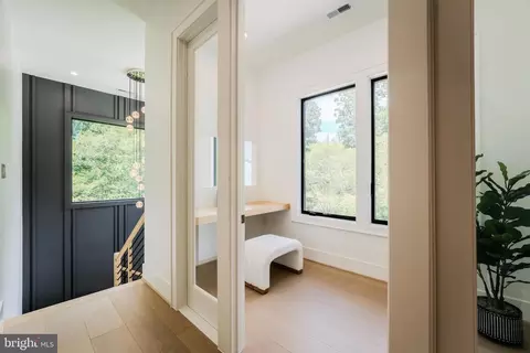 Entry Way - 1434 Waggaman Cir, Mclean, VA 22101 photo 12 of 17
