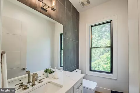 Bath - 1434 Waggaman Cir, Mclean, VA 22101 photo 6 of 8