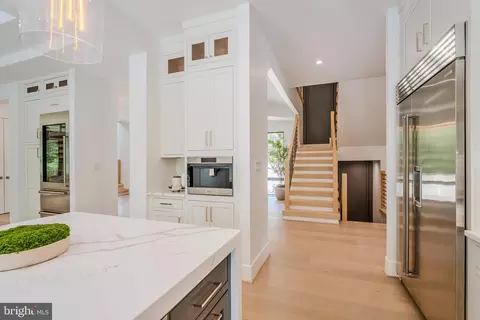 Entry Way - 1434 Waggaman Cir, Mclean, VA 22101 photo 4 of 17
