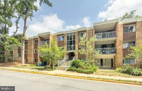 2903 Charing Cross Rd #7, Falls Church, VA 22042