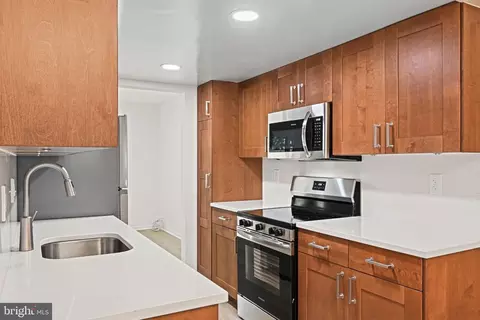 1005 Saber Ln, Herndon, VA 20170