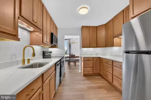 2311 Pimmit Dr #1019, Falls Church, VA 22043