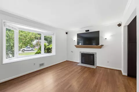 Living - 8923 Cromwell, Springfield, VA 22151 photo 2 of 5