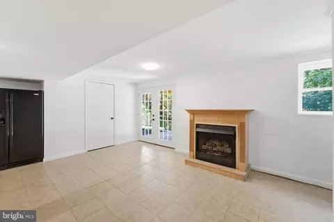 Living - 8923 Cromwell, Springfield, VA 22151 photo 5 of 5