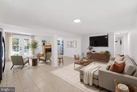 Living - 8923 Cromwell, Springfield, VA 22151 photo 4 of 5