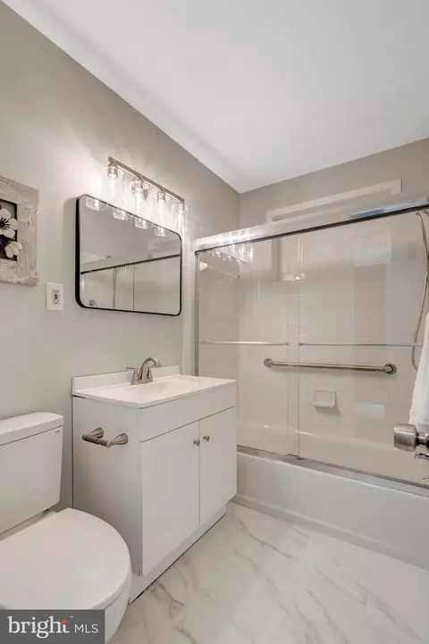 Bath - 8710 Piccadilly Pl, Springfield, VA 22151 photo 1 of 4