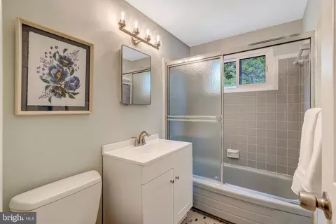 Bath - 8710 Piccadilly Pl, Springfield, VA 22151 photo 4 of 4