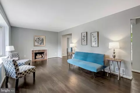 Living - 8710 Piccadilly Pl, Springfield, VA 22151 photo 1 of 7