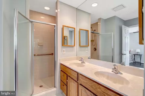 Bath - 8710 Piccadilly Pl, Springfield, VA 22151 photo 3 of 4