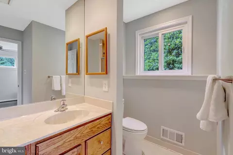 Bath - 8710 Piccadilly Pl, Springfield, VA 22151 photo 2 of 4