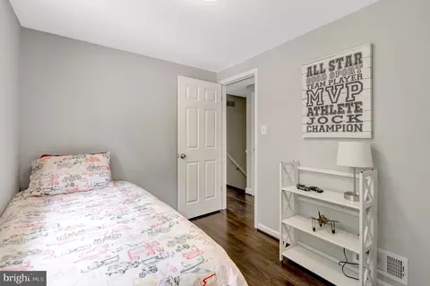 Bedroom - 8710 Piccadilly Pl, Springfield, VA 22151 photo 8 of 11