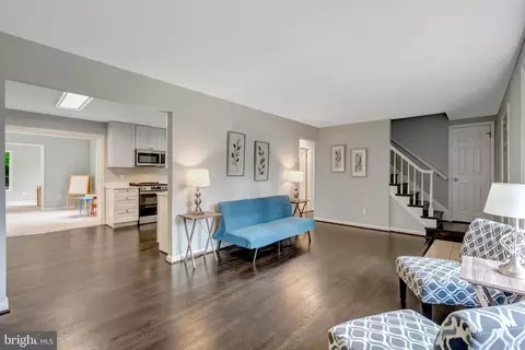 Living - 8710 Piccadilly Pl, Springfield, VA 22151 photo 2 of 7