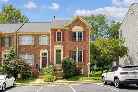 5569 Jowett Ct, Alexandria, VA 22315
