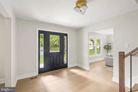 Entry Way - 9137 Rockefeller Ln, Springfield, VA 22153 photo 4 of 4