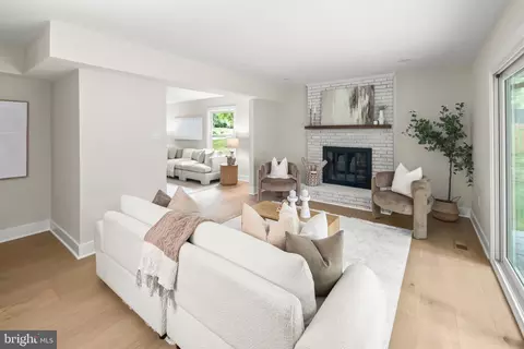 Living - 9137 Rockefeller Ln, Springfield, VA 22153 photo 3 of 3