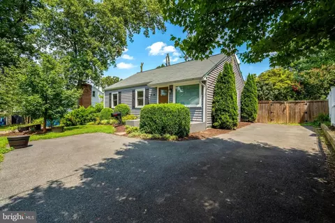 2017 Edgar Ct, Falls Church, VA 22043
