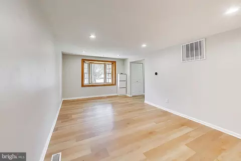 Living - 9152 Burke Rd, Burke, VA 22015 photo 3 of 4