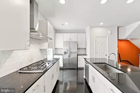 Kitchen - 9652 Pullman Pl, Fairfax, VA 22031 photo 5 of 10
